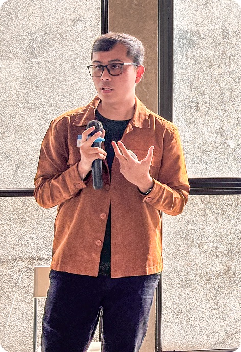 Nizar Maulana Azhari speaking at an event